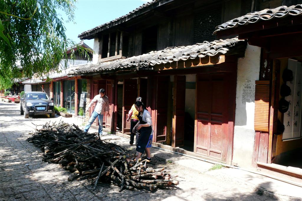 LIJIANG - brandhout opslag van het dorp Baisha