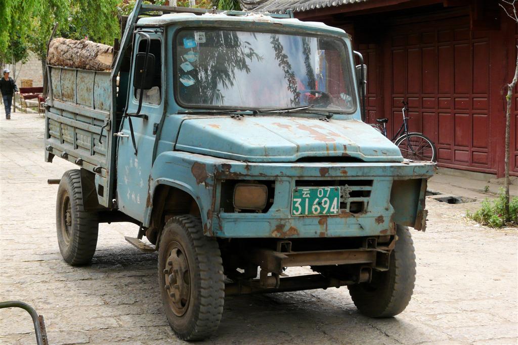 LIJIANG - een vrachtwagen in het dorp Baisha