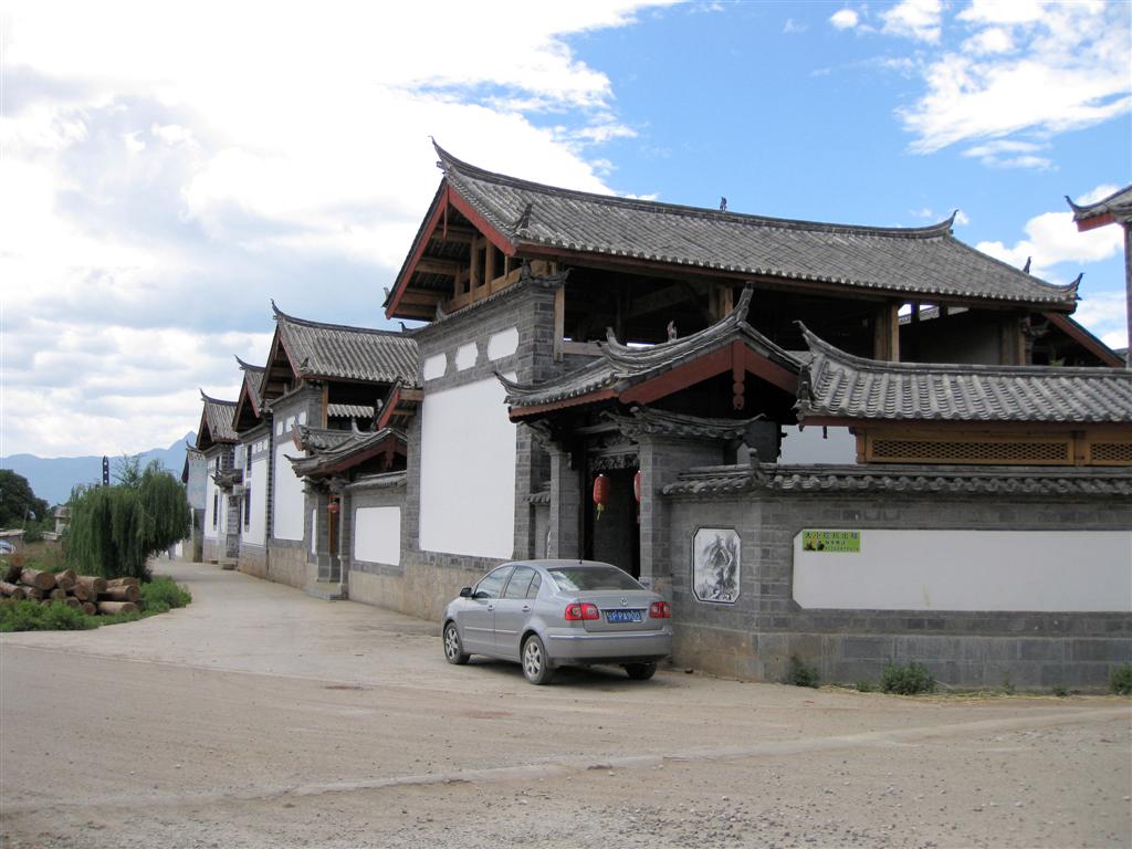 LIJIANG - huizen onderweg terug vanaf het dorp Baisha