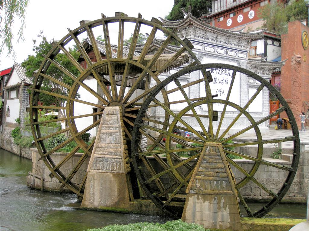 LIJIANG - de waterraderen in het oude centrum