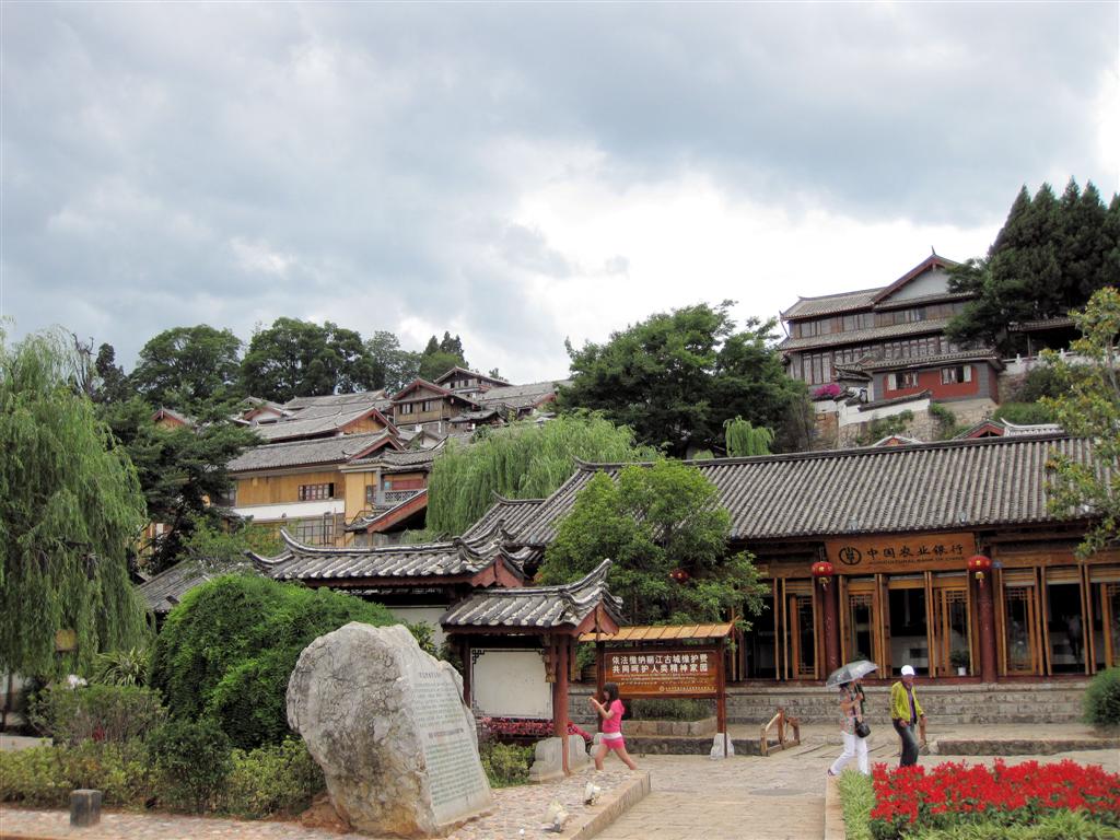LIJIANG - een bank en huizen in het oude centrum