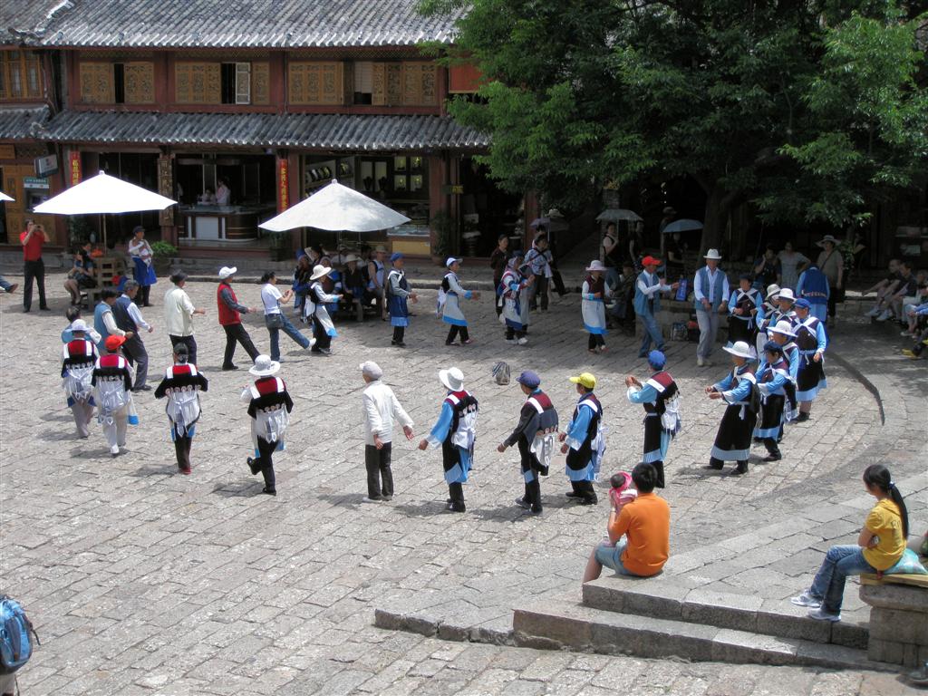 LIJIANG - volksdansen in het oude centrum