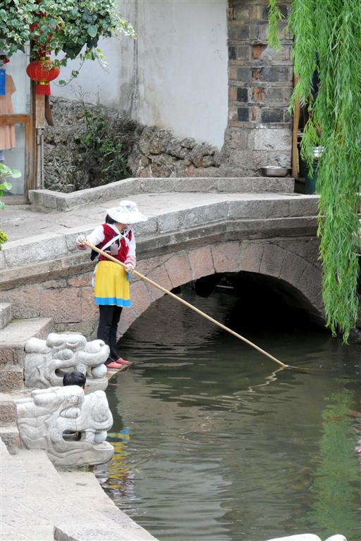 LIJIANG - schoonhouden van het kanaal in het oude centrum