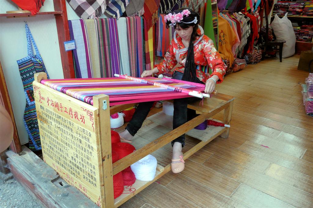 LIJIANG - weven in een winkel in het oude centrum