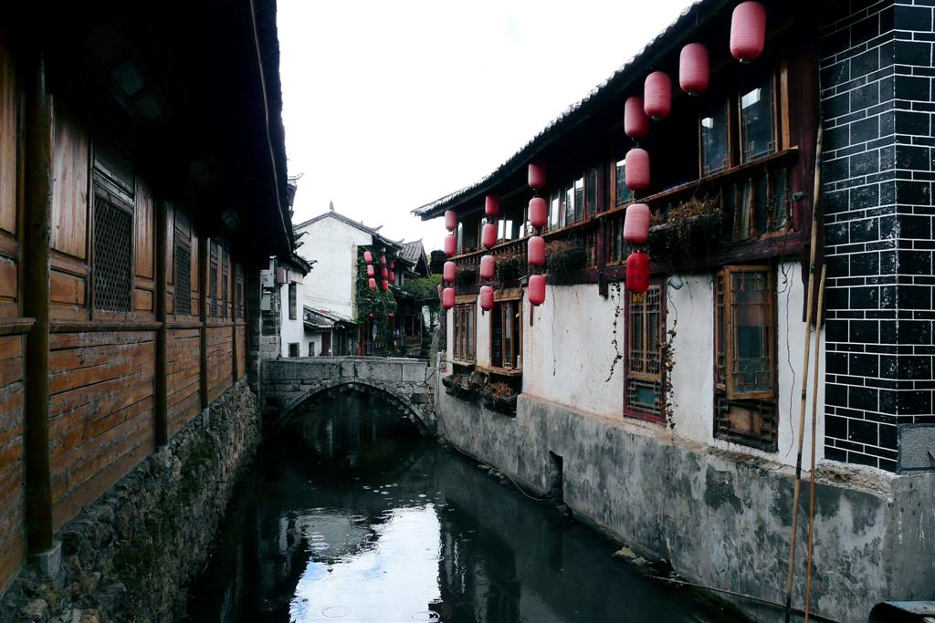 LIJIANG - huizen langs het kanaal in het oude centrum