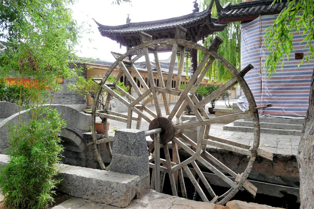 LIJIANG - een waterrad in het oude centrum