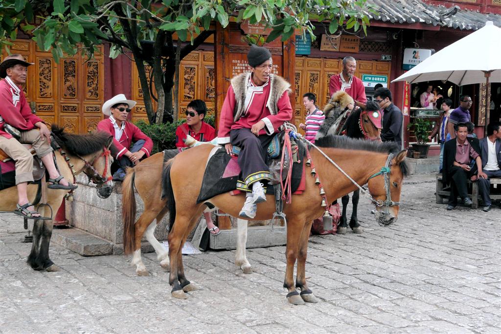 LIJIANG - Naxi mannen te paard in het oude centrum