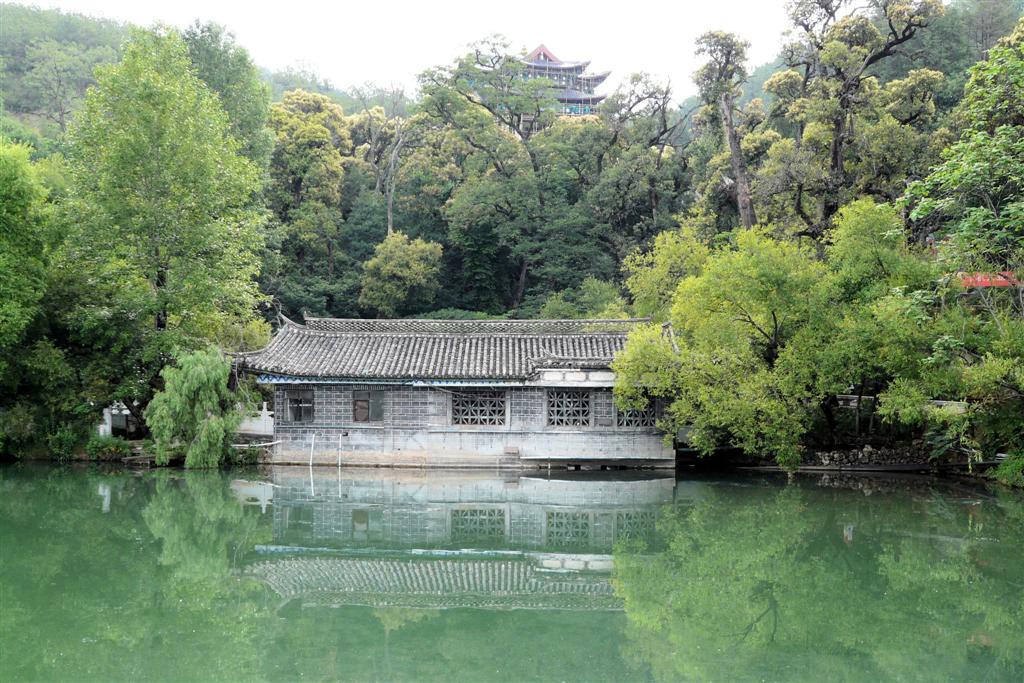 LIJIANG - een gebouw in het Black Dragon Pool Park