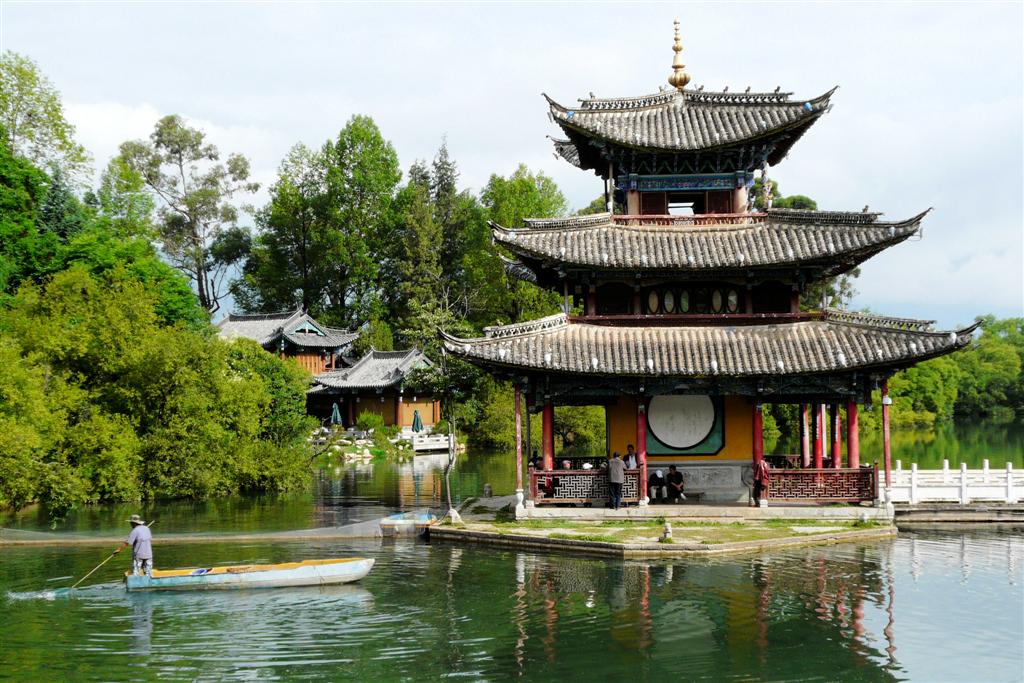 LIJIANG - een pagode in het Black Dragon Pool Park