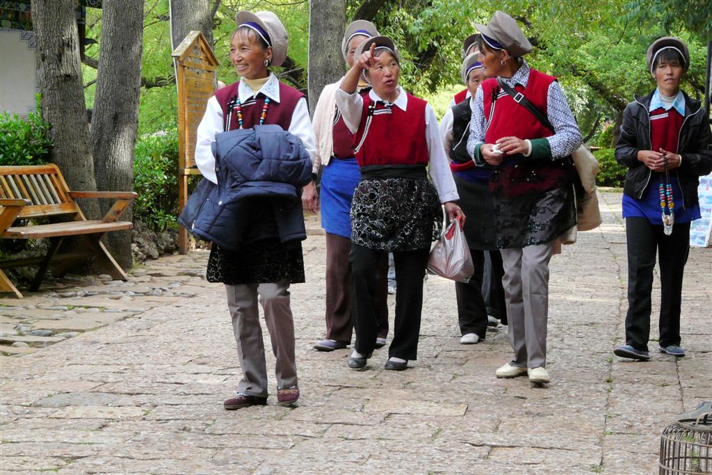 LIJIANG - Naxi vrouwen in het Black Dragon Pool Park