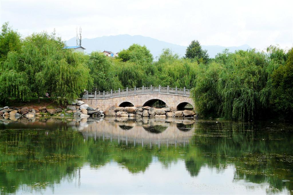 LIJIANG - een stenen brug in het Black Dragon Pool Park
