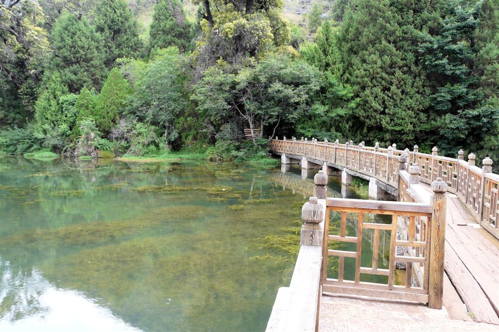 LIJIANG - een houten brug in het Black Dragon Pool Park