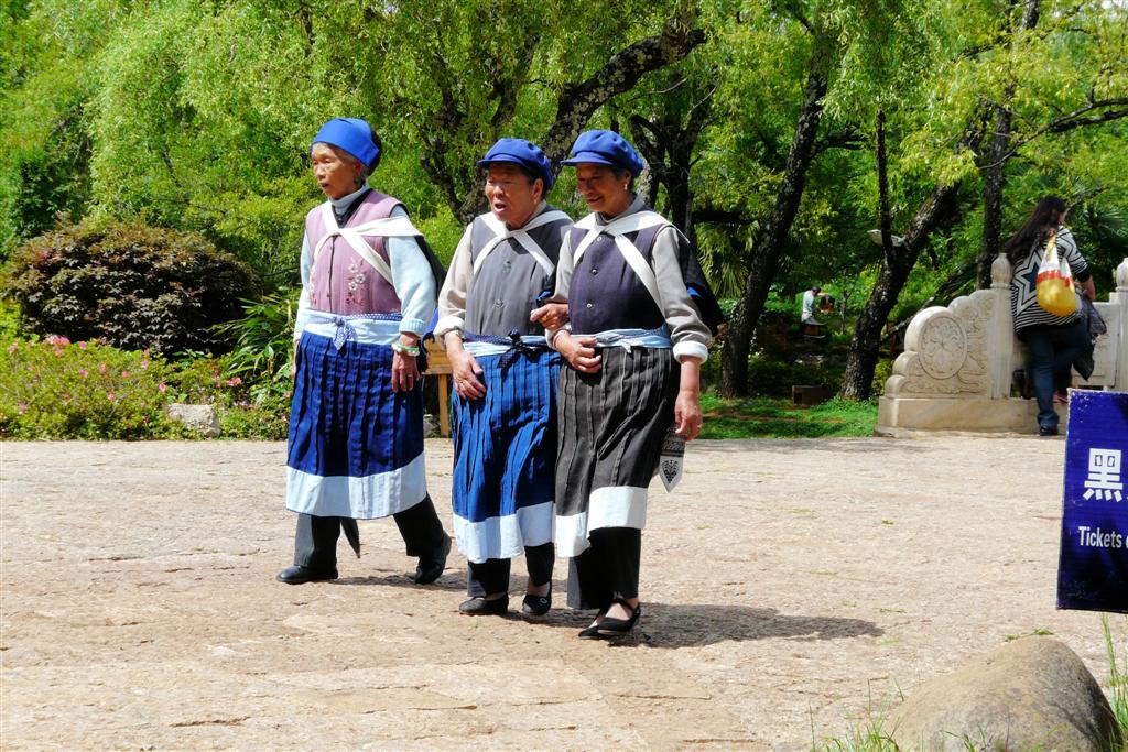 LIJIANG - Naxi vrouwen met klederdracht in het Black Dragon Pool Park