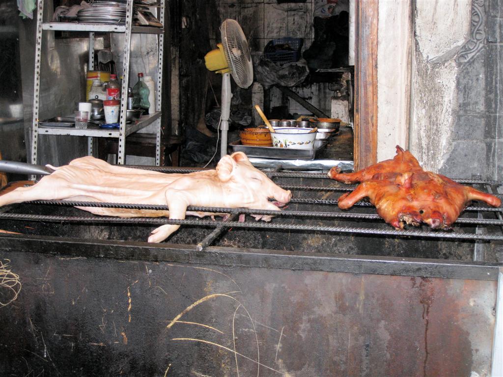 LIJIANG - biggen op de barbecue in het oude centrum