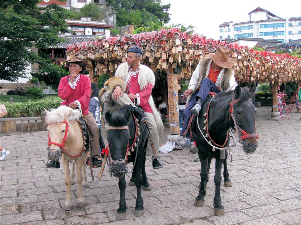 LIJIANG - Naxi mannen te paard in het oude centrum