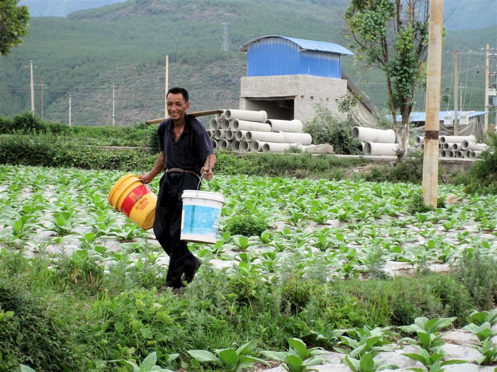 LIJIANG -> DALI - twee emmertjes water halen