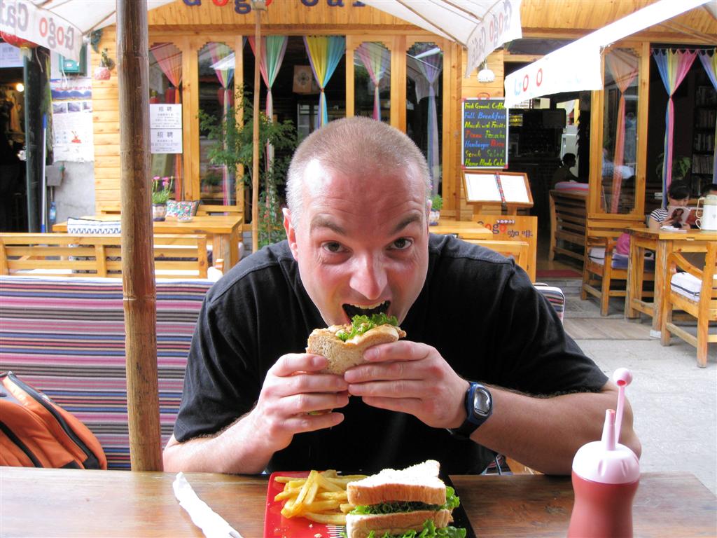 DALI - Carlos doet zich te goed aan een sandwich