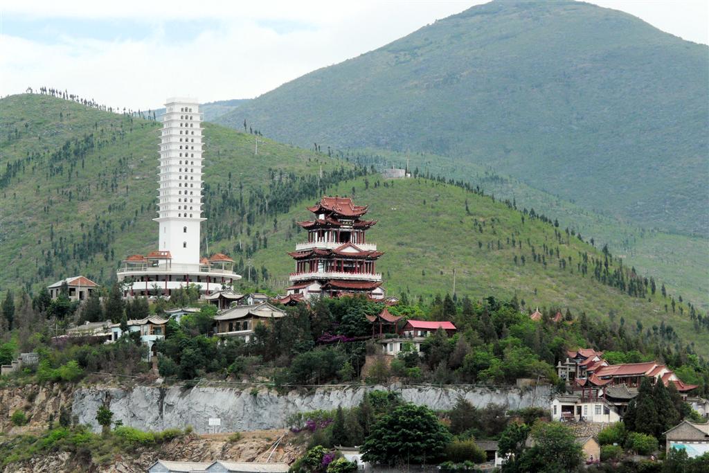 DALI - uitzicht vanaf het Erha meer op de Guanyin tempel en nieuwe pagoda