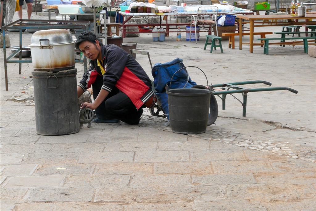 DALI - het aanmaken vuur om te koken op het eiland Jinsuo