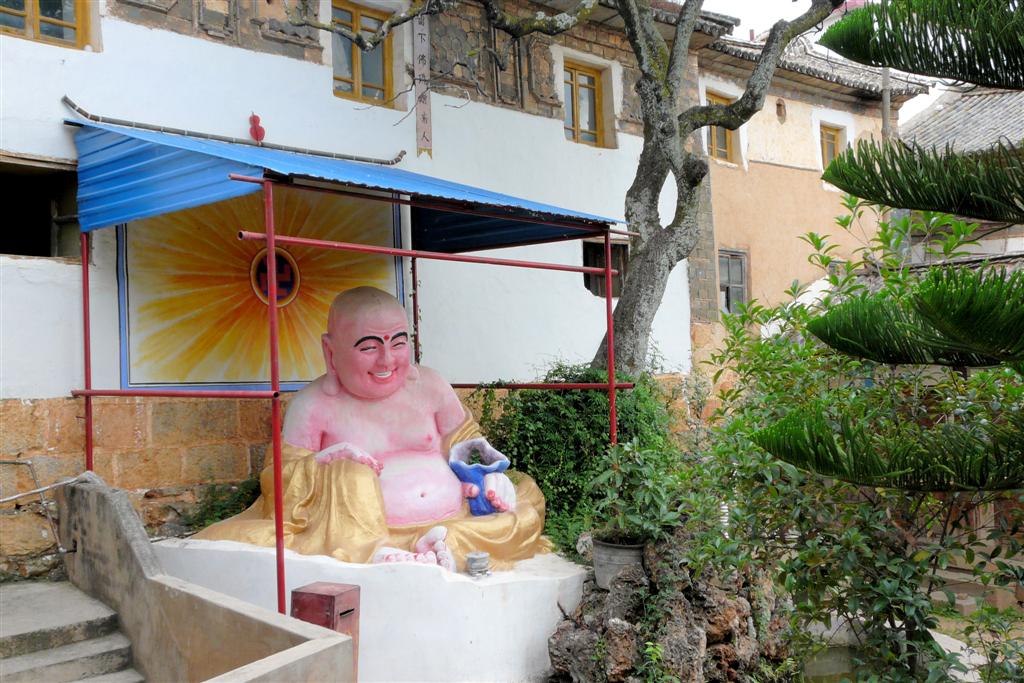 DALI - een boeddha beeld in een tempel op het eiland Jinsuo
