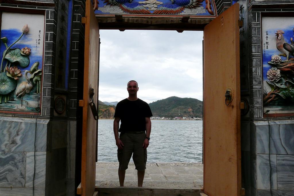 DALI - Carlos bij de ingang van een tempel op het eiland Jinsuo