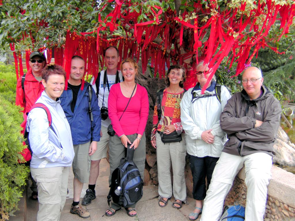 DALI - Carlos en groepsgenoten onder de gebedsvlaggen boom bij de Guanyin tempel