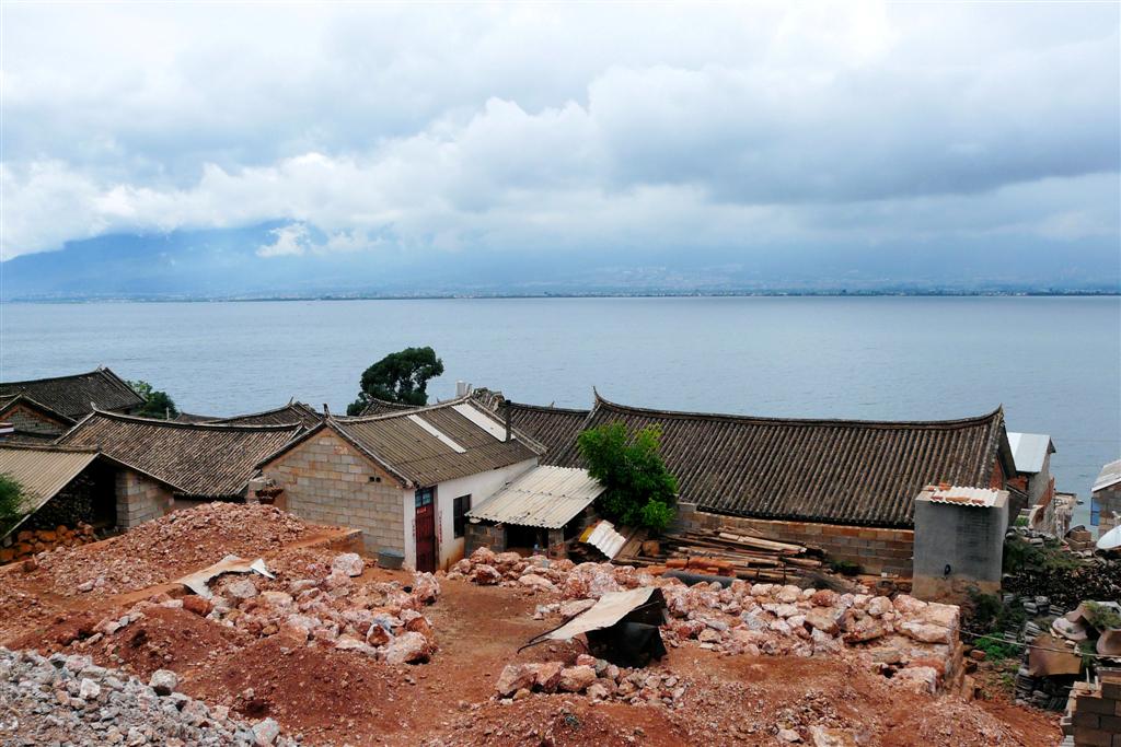 DALI - uitzicht vanaf een dorp op het Erhai meer