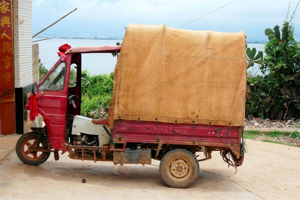 DALI - een tuktuk in een dorp aan het Erhai meer