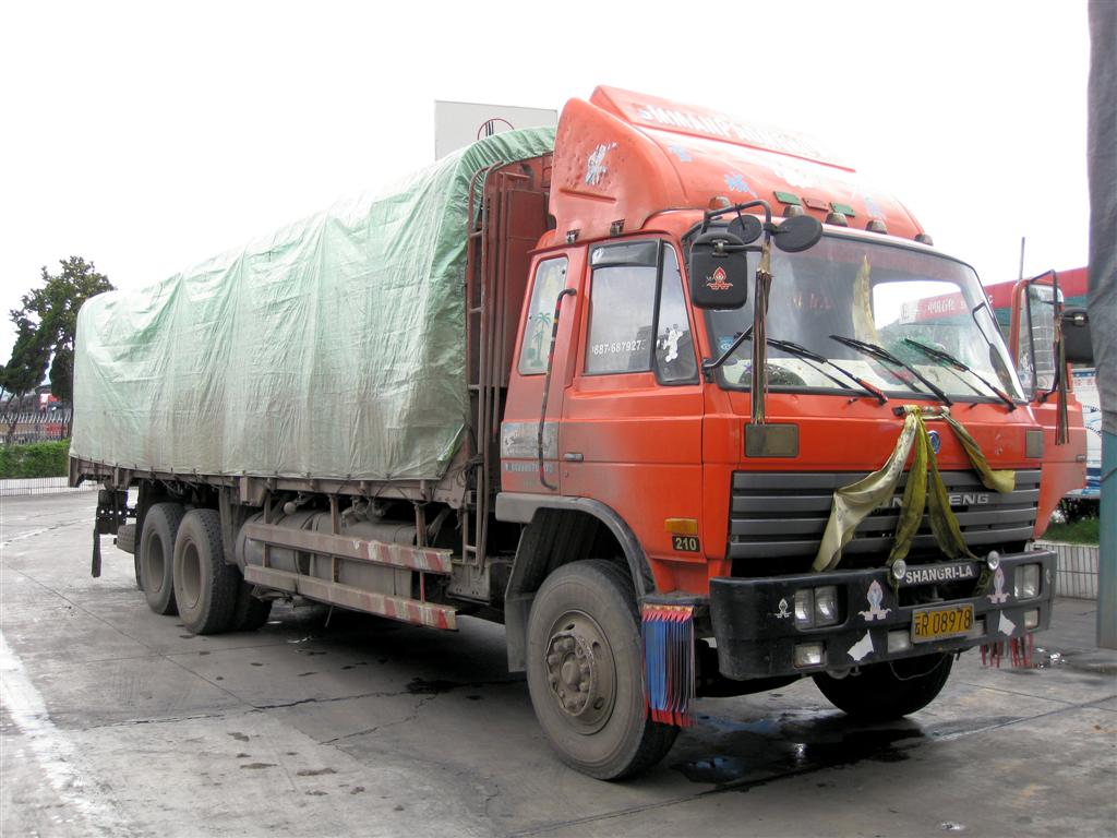 KUNMING - een Chinese vrachtwagen met gebedsvlaggen