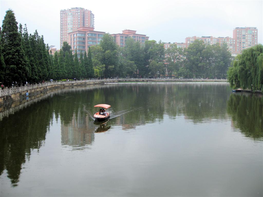 KUNMING - de waterplas in Green Lake Park