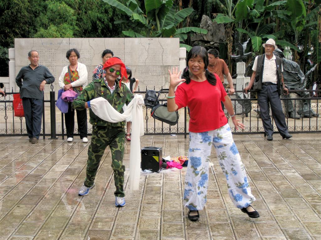 KUNMING - een optreden in het Green Lake Park