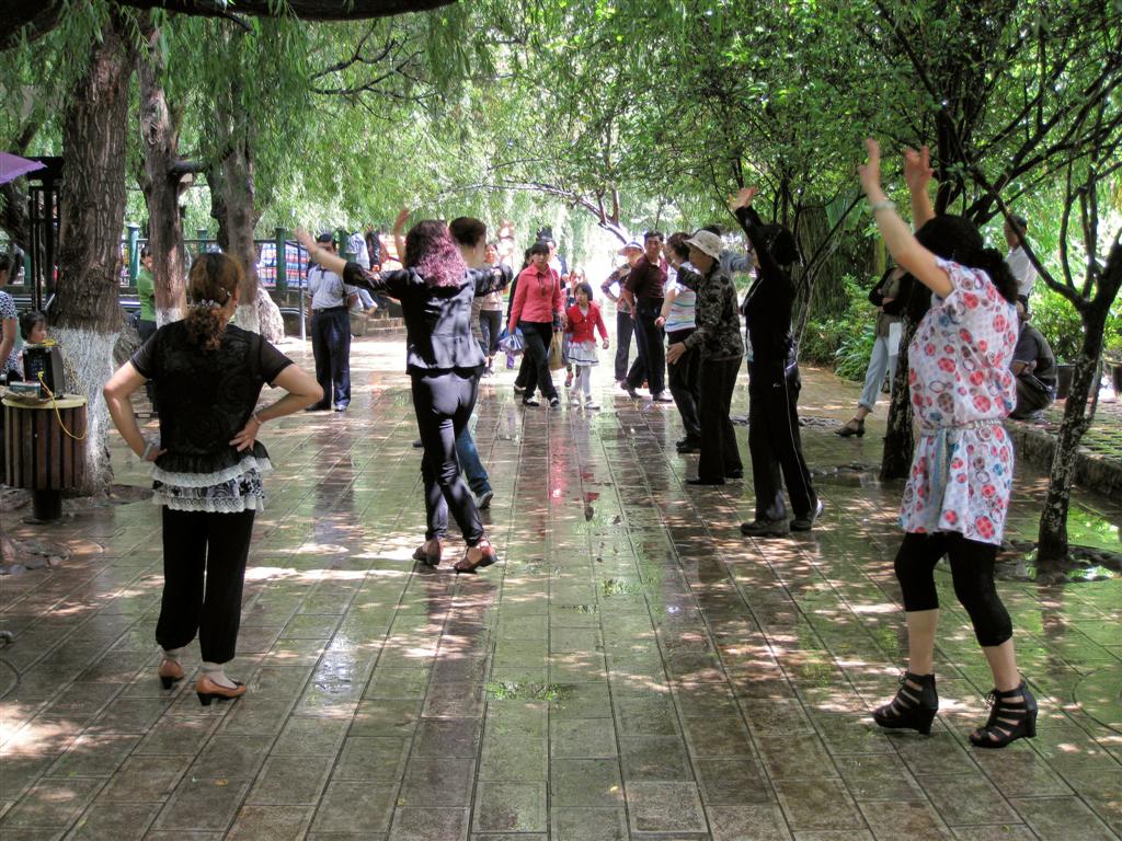 KUNMING - dansen in het Green Lake Park