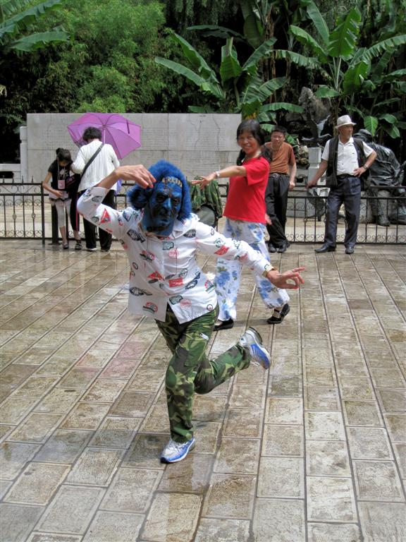 KUNMING - een optreden in het Green Lake Park