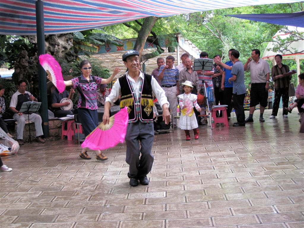 KUNMING - een optreden in het Green Lake Park