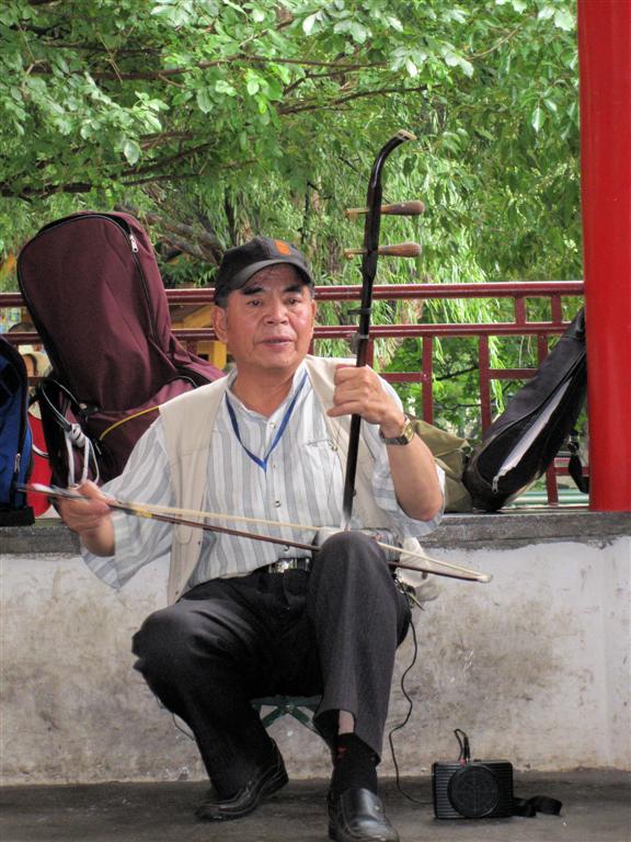KUNMING - muziek maken in het Green Lake Park