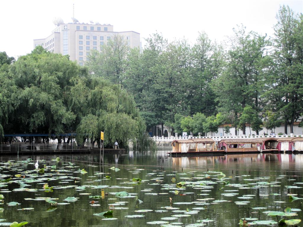 KUNMING - de waterplas in het Green Lake Park