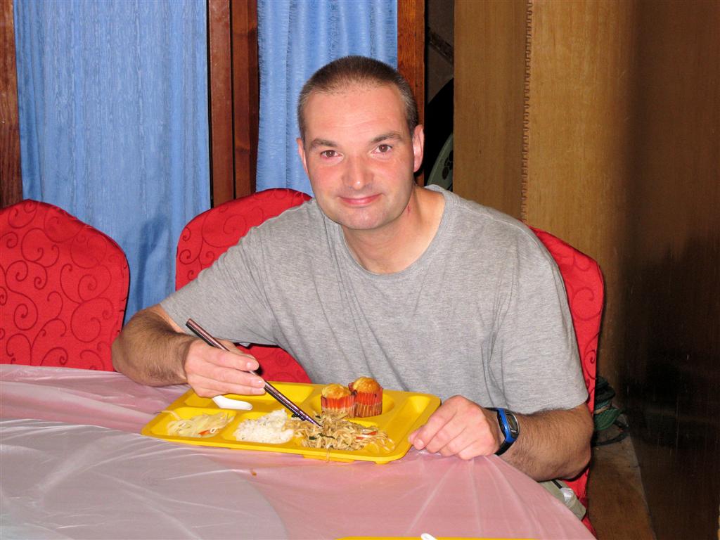 KUNMING - Carlos aan een Chinees ontbijt