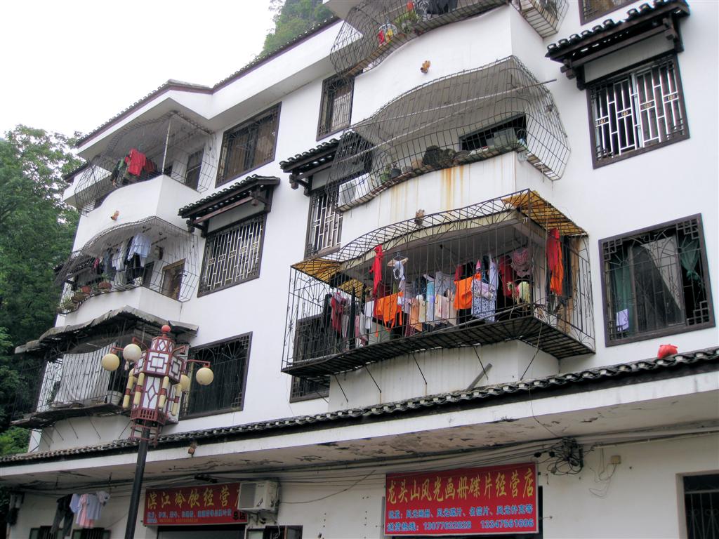YANGSHUO - balkons voorzien van tralies