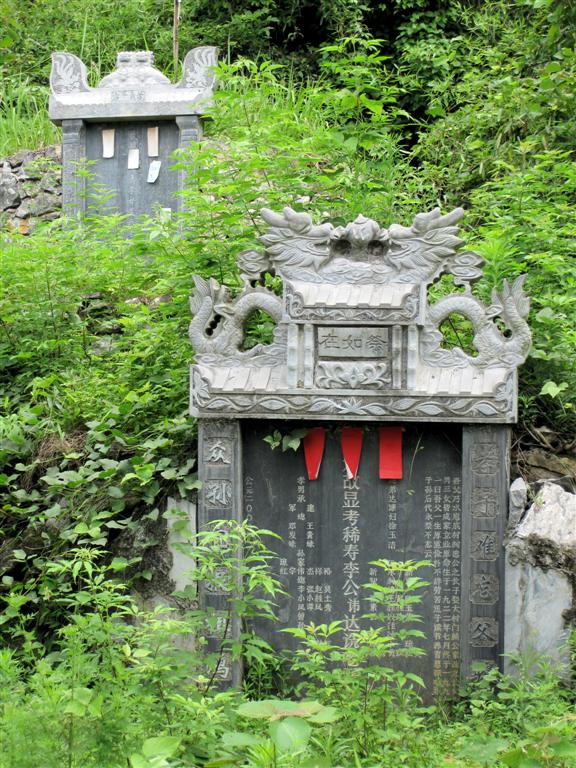 YANGSHUO - een grafsteen