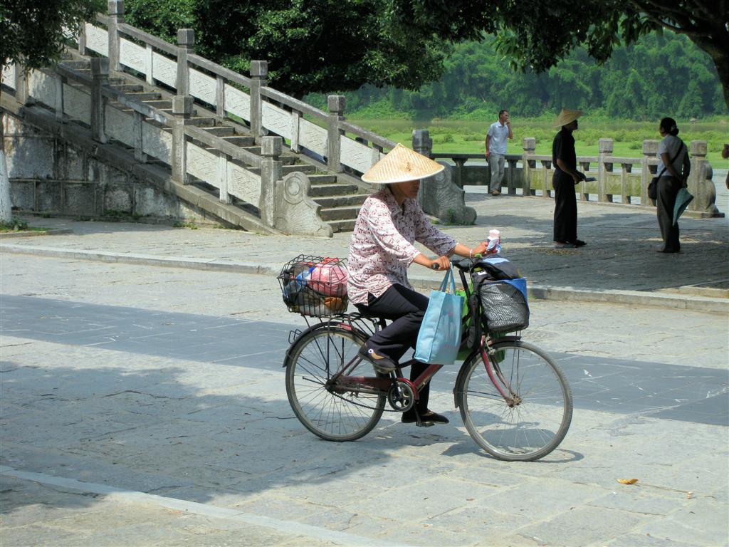 YANGSHUO - Chinees op de fiets