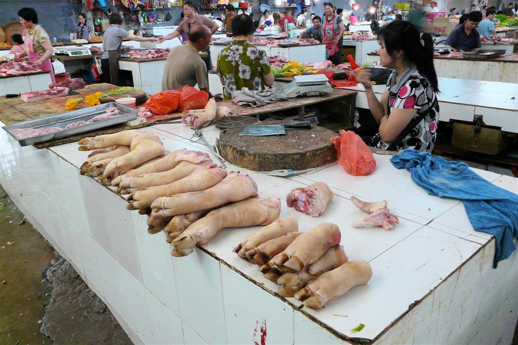 YANGSHUO - poten op een lokale markt