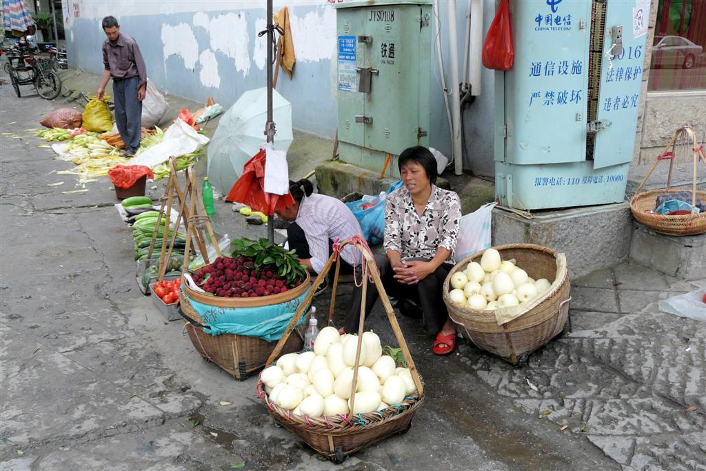 YANGSHUO - verkoop van fruit en groente op straat