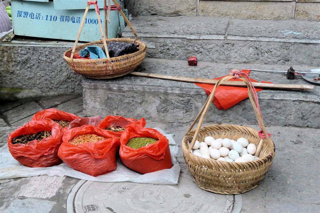 YANGSHUO - verkoop van eieren, erwten en gedroogde vis op straat
