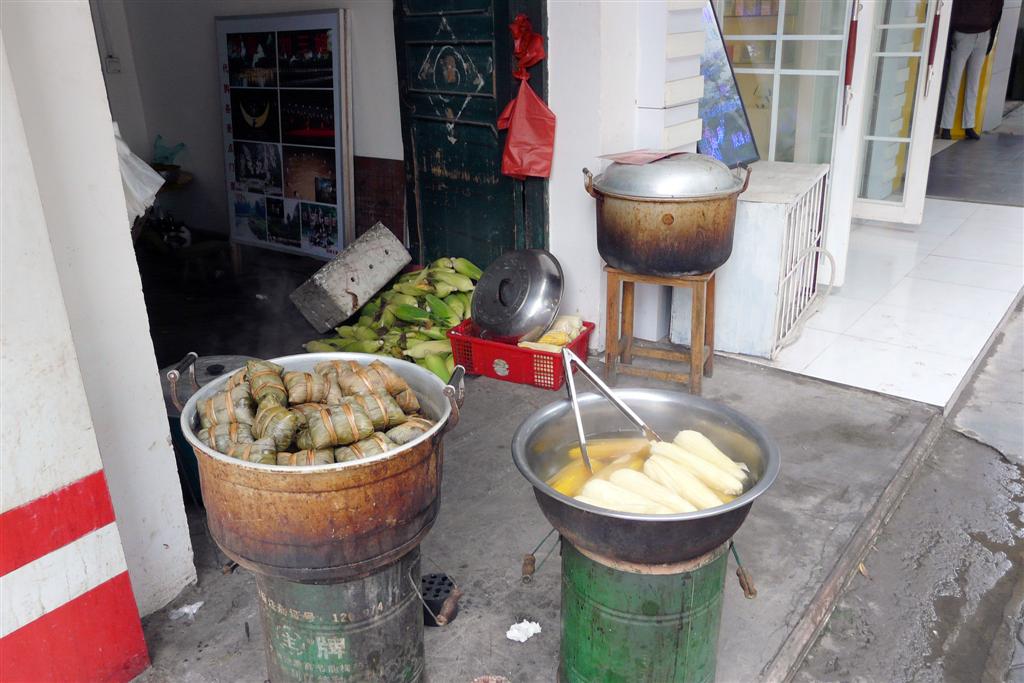 YANGSHUO - verkoop van rijst in bananenblad en mais