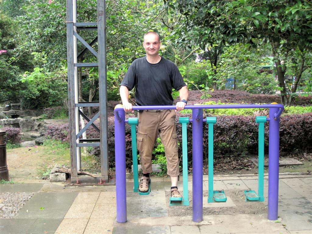 YANGSHUO - Carlos doet aan fitness in een park
