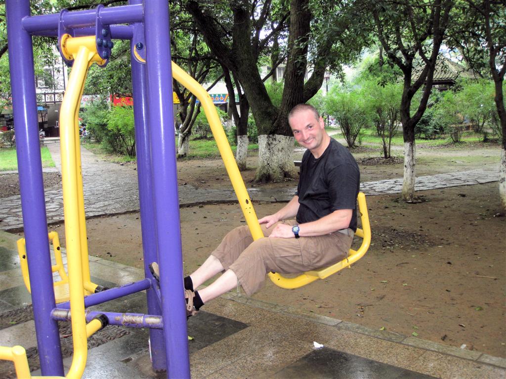YANGSHUO - Carlos doet aan fitness in een park