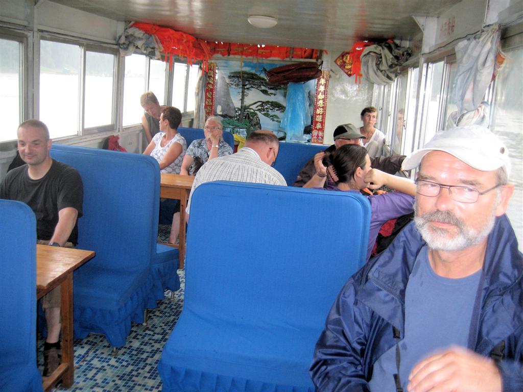 YANGSHUO - binnen in de boot die ons over de Li-rivier vaart