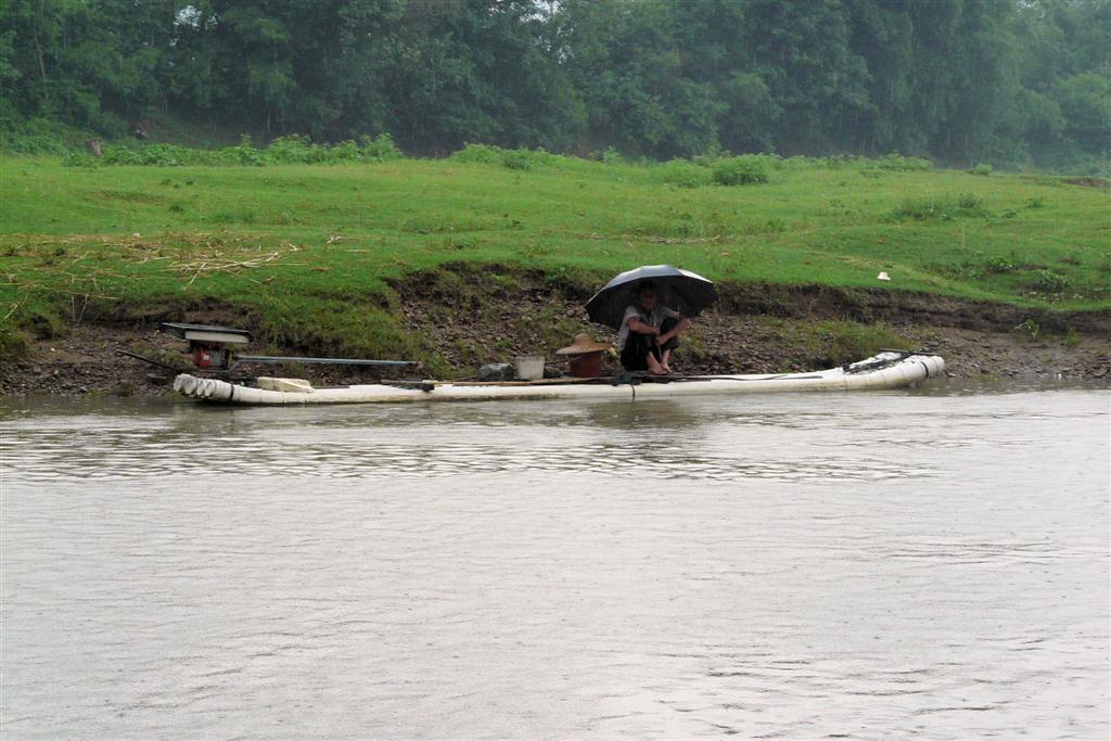 YANGSHUO - een visser op een bamboo vlot bij de Li-rivier