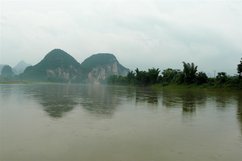 YANGSHUO - het landschap vanaf de boot op de Li-rivier