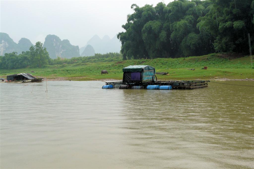 YANGSHUO - een viskwekerijtje op de Li-rivier